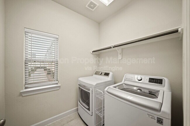 Building Photo - 2025 Cambridge Heights Pl