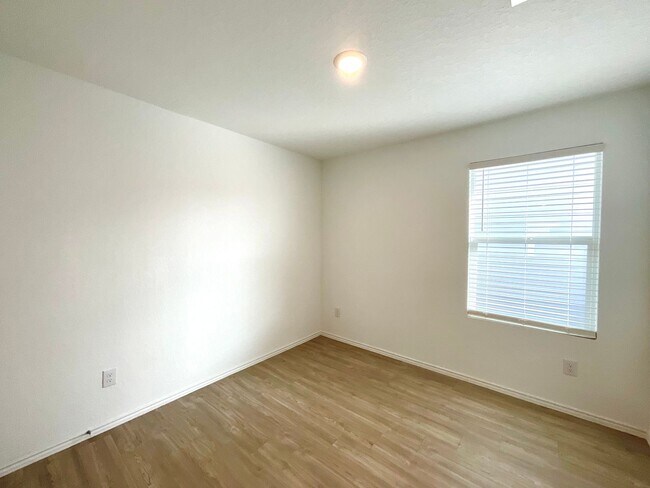 Building Photo - **APPLICATION RECEIVED** **MOVE IN SPECIAL** Beautiful 4BR/2BA Home with Fenced Yard & Garage!