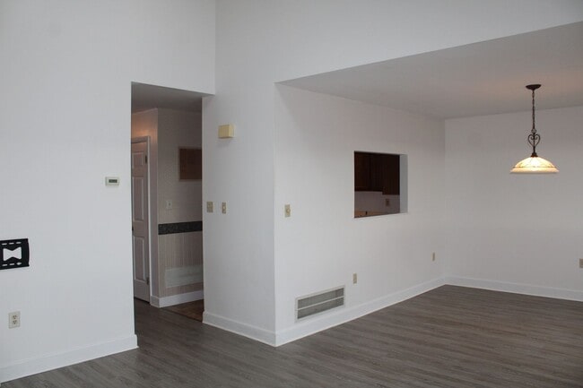 Building Photo - 2 Bedroom Townhome with Attached Garage