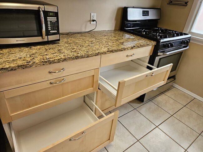 Building Photo - Highlands 1 Bedroom 1 Bath w/ Yard and Laundry!