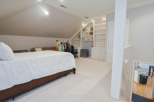 Building Photo - Pet Friendly Three Bedroom with Bonus!