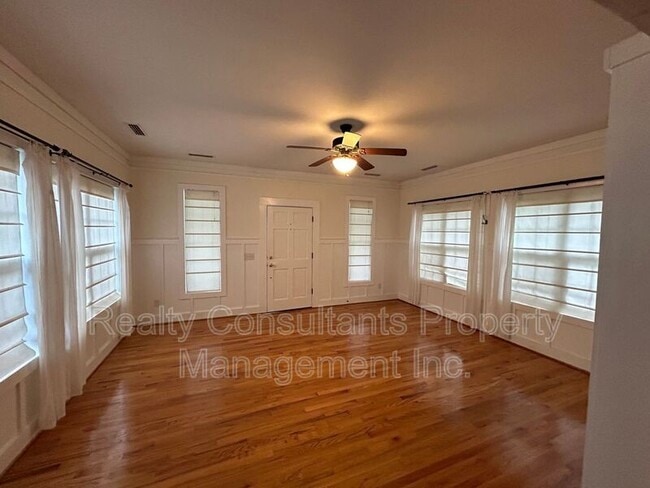 Building Photo - 2461 Lyndhurst Ave