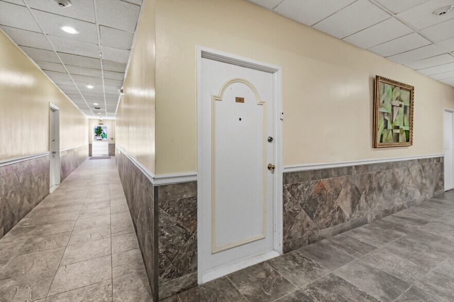 ENTRANCE TO UNIT (NO NEIGHBORS ON EITHER SIDE) - 5001 Collins Ave