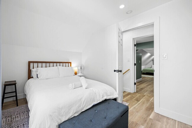 Building Photo - 906 Villa Ave