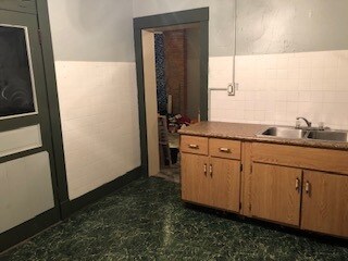 Kitchen - 239 Zara St
