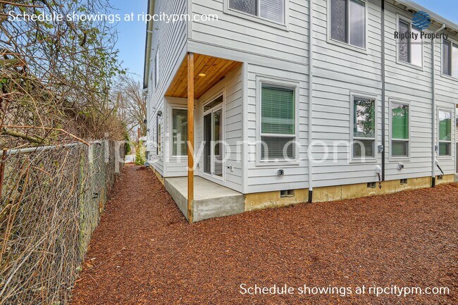 Building Photo - Modern 3-Bed/2.5bath Home with Bonus Space...