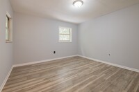 Building Photo - 109 E Holston Ln