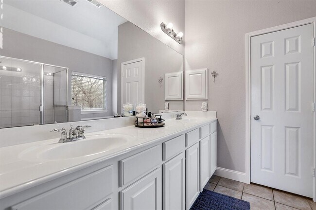 Building Photo - Beautiful house includes oversized covered Front Porch, features 4 Beds, 2 Baths, Study, Gameroom...