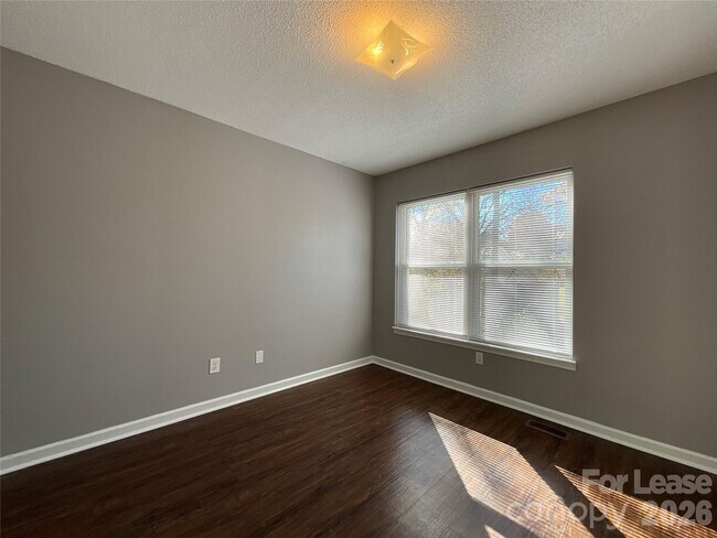 Building Photo - 1520 N Main Ave