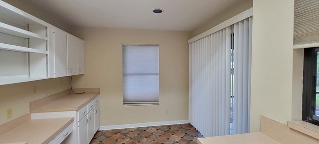 Building Photo - 3/2: Enjoy this nice spacious home in Sunrise.
