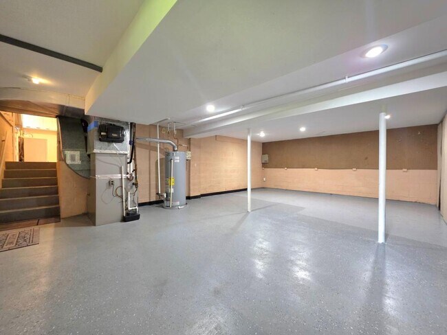 Building Photo - 2215 Collingwood Rd