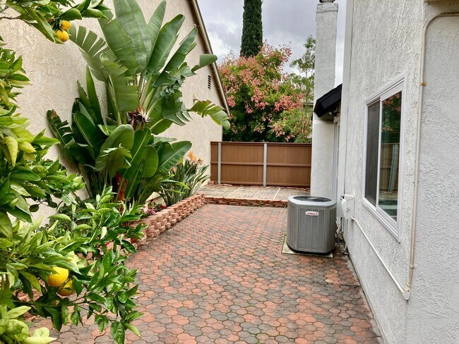 Building Photo - Tierrasanta 4 Bedroom 3 Bath