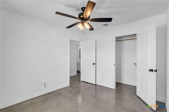 Building Photo - 905 Smoke Tree Ln