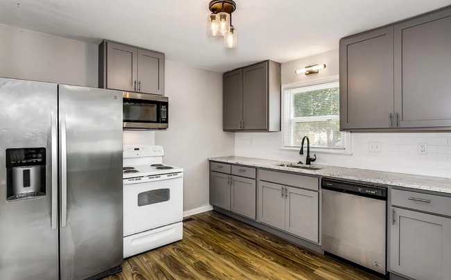 Building Photo - 757 Delrose 1 Bedroom