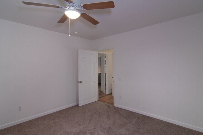 Building Photo - Updated 2 Bd 2 Ba 1050 sq/ft unit w/ laundry & off-street parking 1/2 Month Free Rent