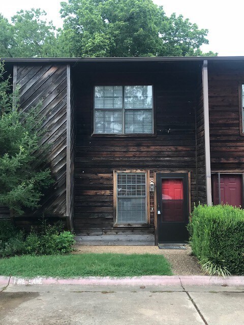 Building Photo - Excellent Town Home Near Campus!