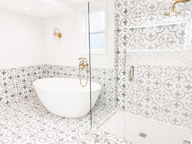 Building Photo - Beautifully Remodeled Home in Prime Kirkland Location | Designer Finishes | Spacious Layout | Top...