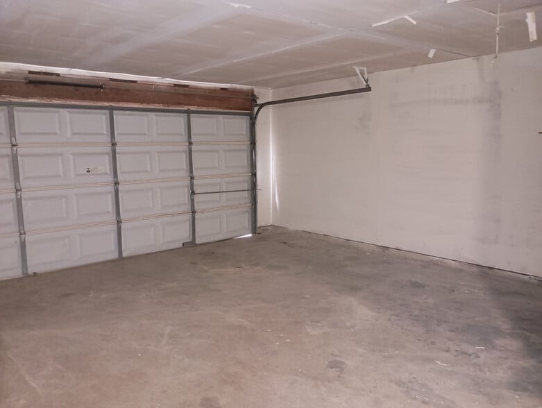 Building Photo - Room in House on Bounty Dr