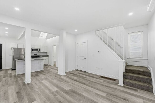 Building Photo - 522 Kelton Ave