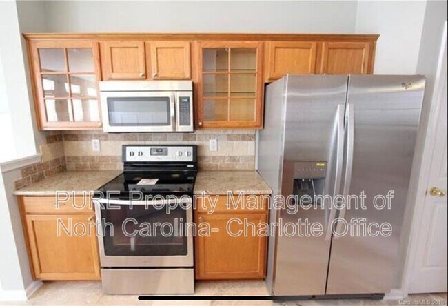 Building Photo - 6033 Queens Walk Ct