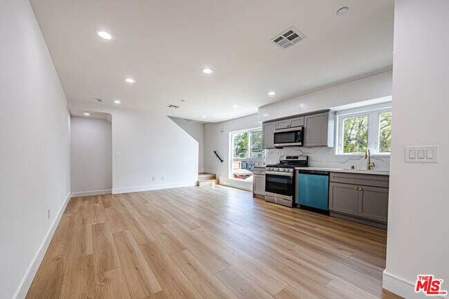 Building Photo - 2057 1/2 S Garth Ave