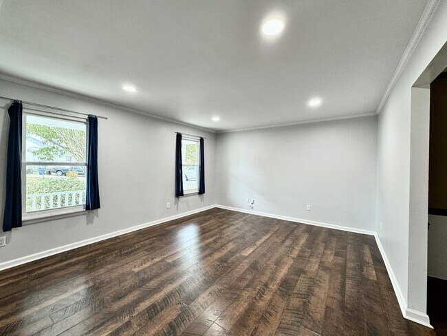 Building Photo - Ready NOW! A 4/2.5 in Glenwood! A Pet Frie...