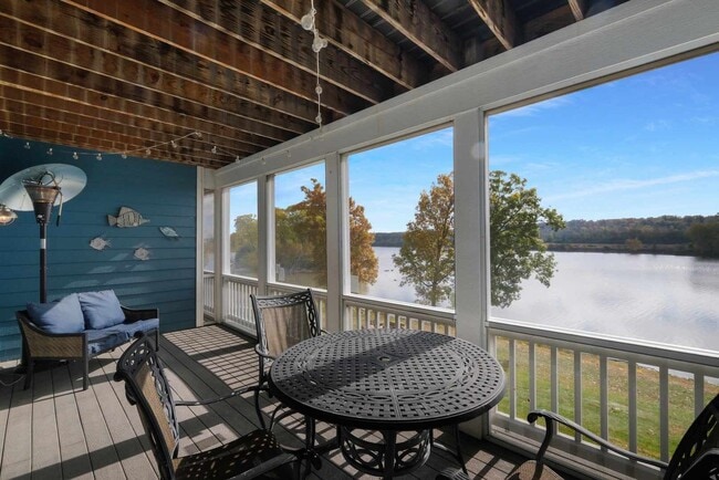 Building Photo - 5 River Row