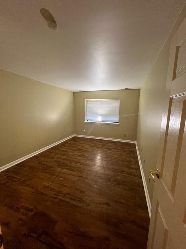 Building Photo - CONDO 2 BR walk out patio in Flying Hills ...