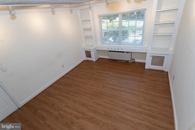 Building Photo - 1612 W Abingdon Dr