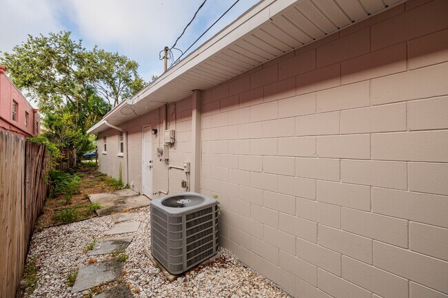 Building Photo - Charming single-family home nestled in des...