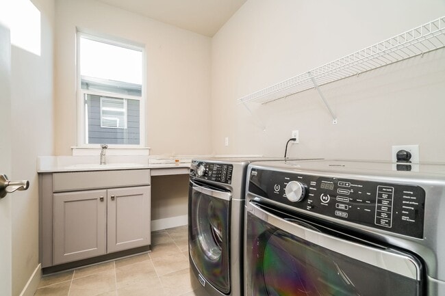 Building Photo - 4 Bedroom 2.5 Bath. Cul-de-Sac beautifully...