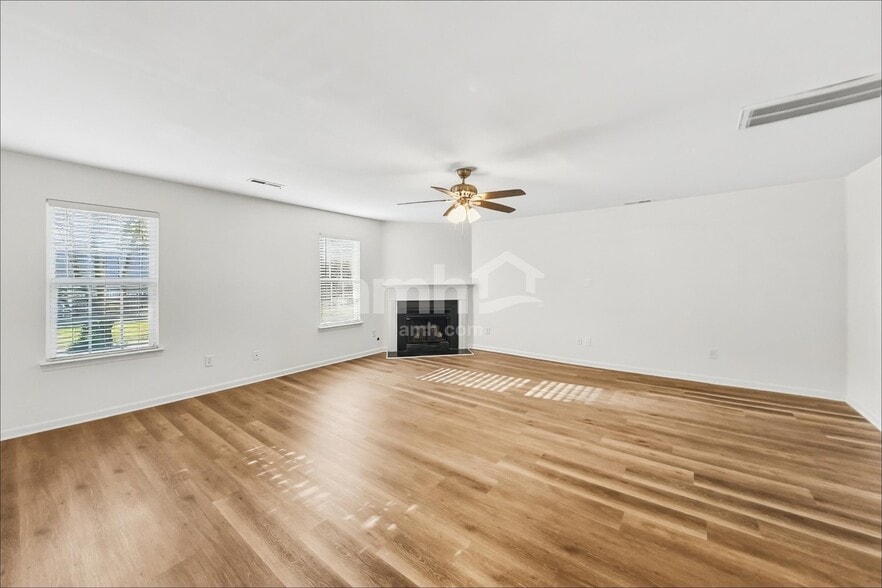 Building Photo - 1042 Vanguard Dr