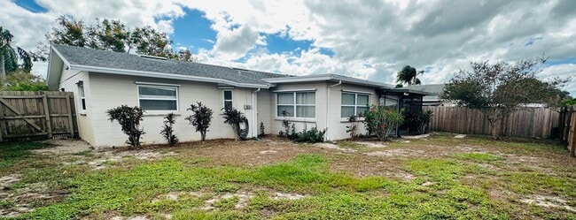 Building Photo - Spacious 2 Bedroom 2 Bathroom Seminole Home with Yard