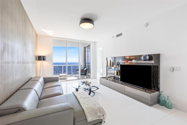 Building Photo - 15811 Collins Ave