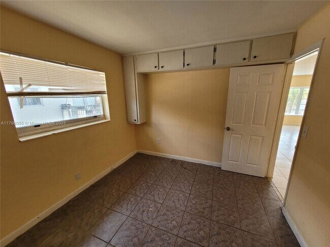 Building Photo - 5316 NW 18th Ct