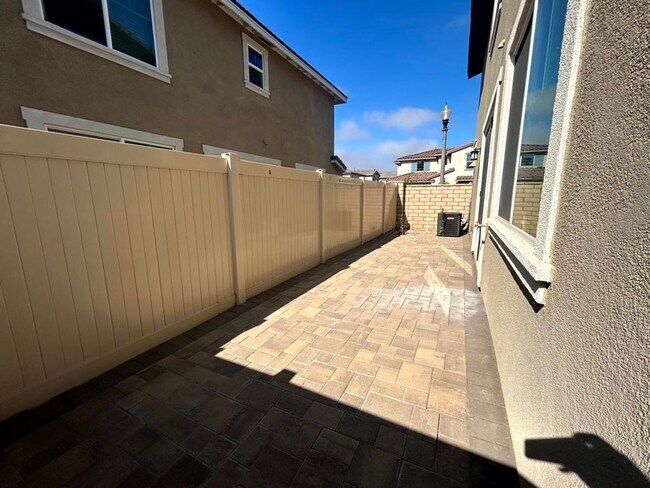 Building Photo - 295 Fuerte Dr