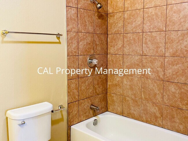 Building Photo - Spacious 1 Bedroom Condo in North Salinas!
