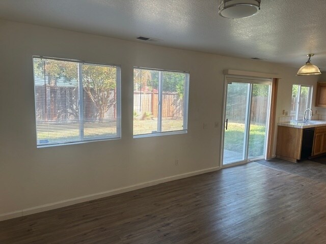 Building Photo - Weston Ranch 4 Bedroom 3 Bathroom Home