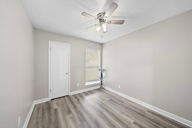 Building Photo - 4526 Sloangate Dr