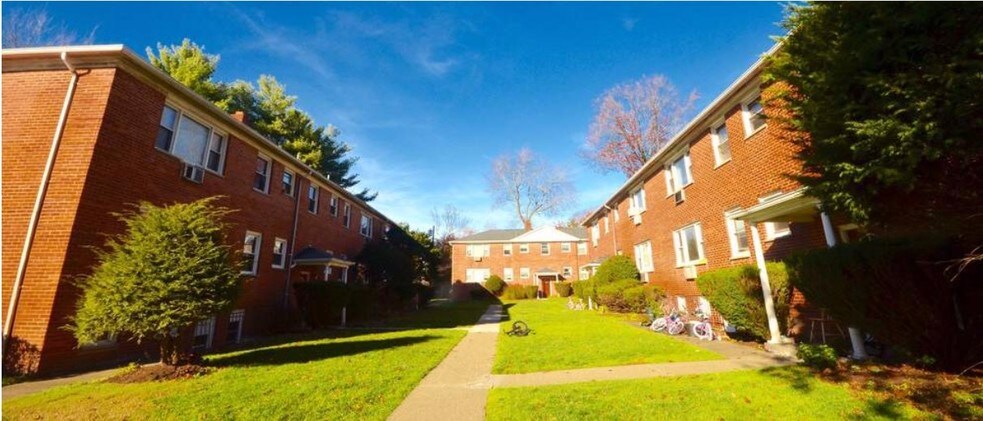 Primary Photo - 50 E Crooked Hill Rd