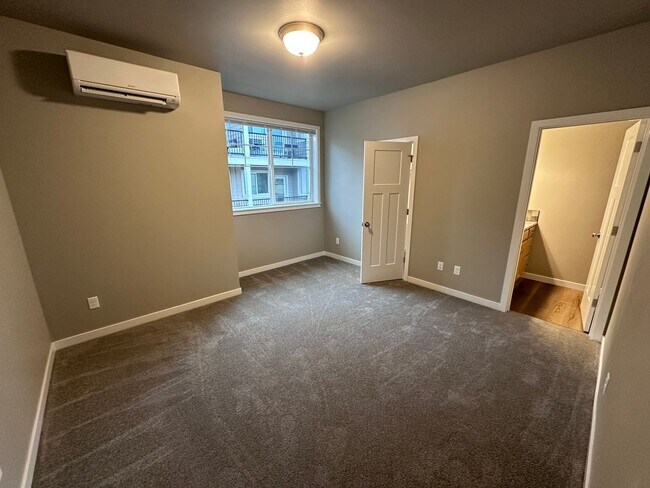 Building Photo - 4 Bedroom / 4 bath New Townhome. Every bedroom is its own Master Suite with your own full bathroo...