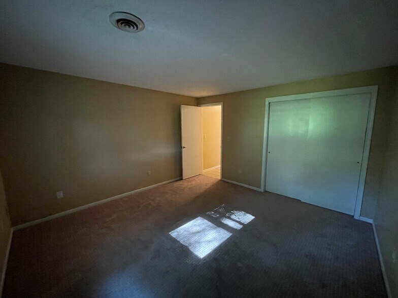 Building Photo - 5633 Bluebird Ct
