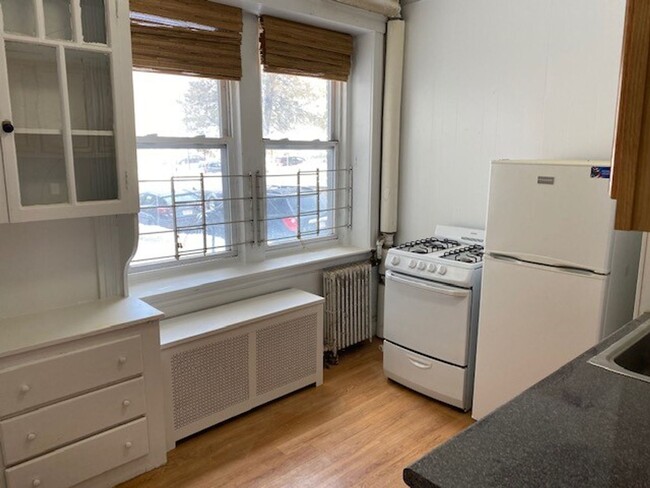 Building Photo - NO FEE!  Grad Friendly Apt w Ht/HW Inc!  N...