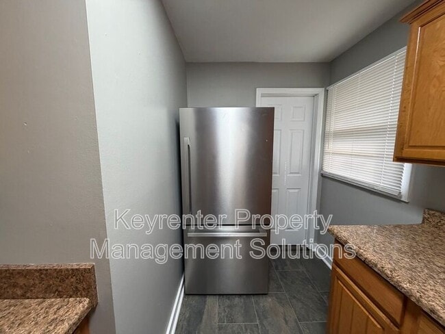 Building Photo - 221 River Rd