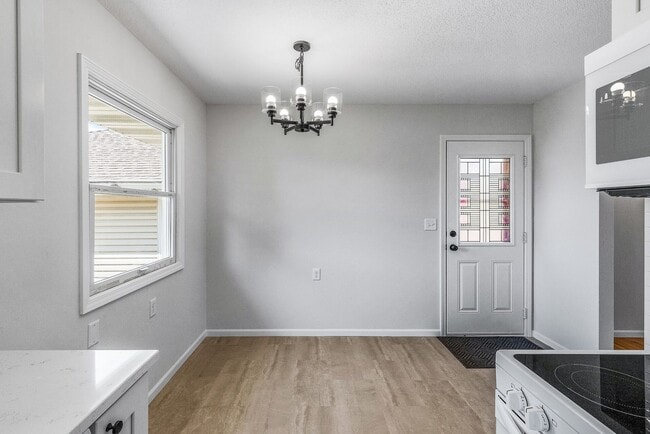 Building Photo - Freshly remodeled 4 Bed Rambler AV/Rosemou...