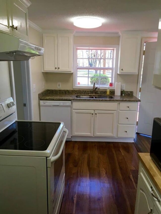 Building Photo - Fully Renovated Cottage with Lake Views in Gainesville