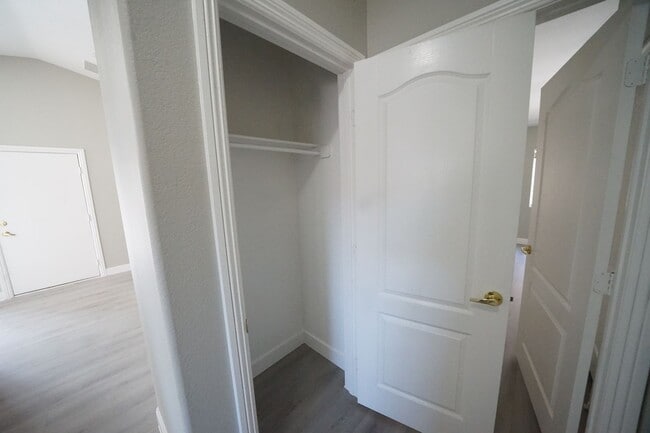 Building Photo - SHOWINGS AVAILABLE NOW