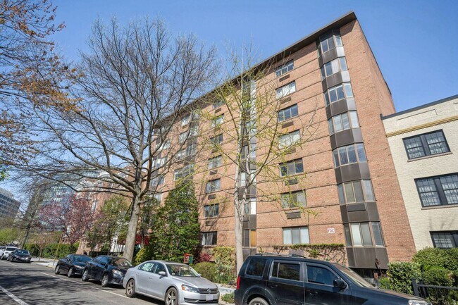 Building Photo - Dupont Circle with Secured Parking! Sun-fi...