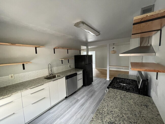 Building Photo - 258 Cresham Dr