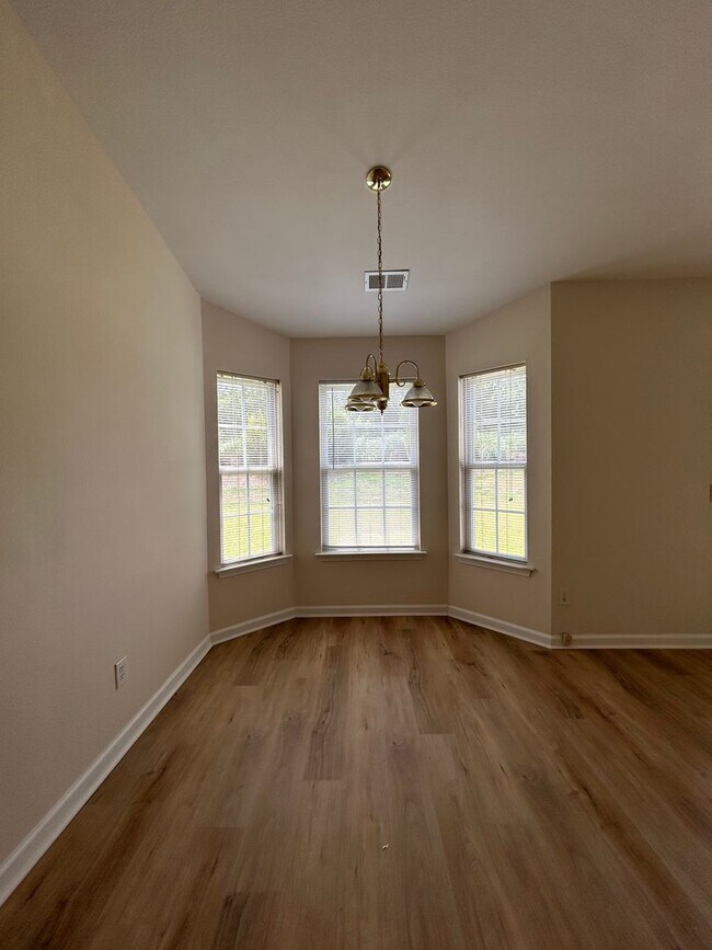 Building Photo - Beautiful 3-Bedroom Home in a Highly Desirable Community